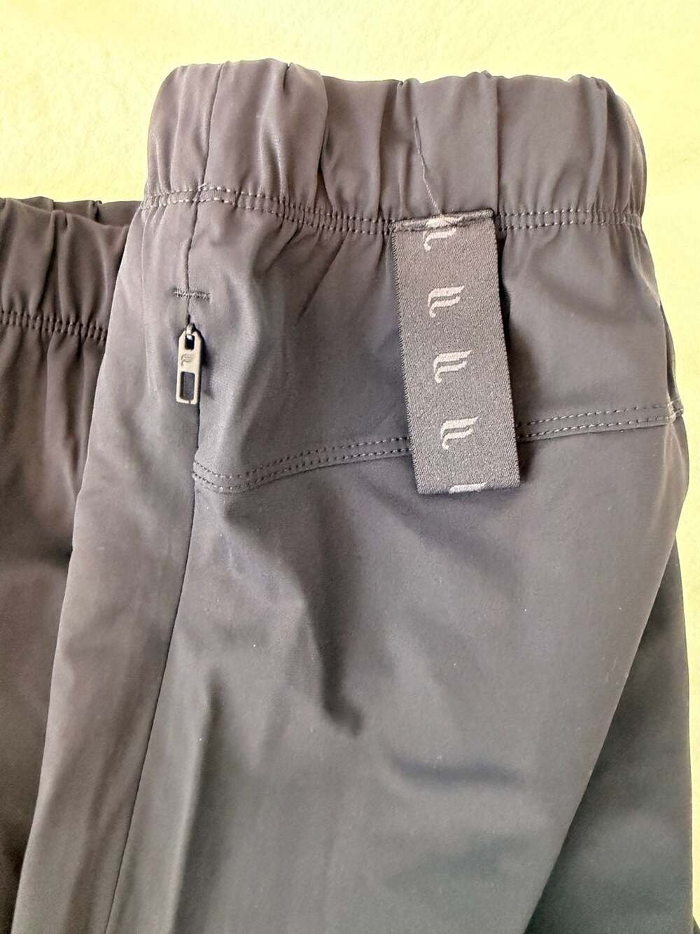 Fabletics Men's Active Short with Towel Loop, Zip Pockets, and 7-inch Inseam - Picture 2 of 3